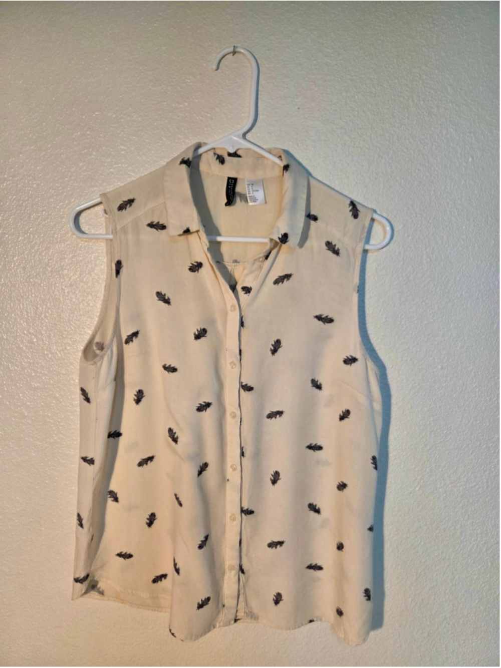 H&M Divided Women’s Sleeveless Button-Down Feather Print Blouse Cream Size 6 W-2